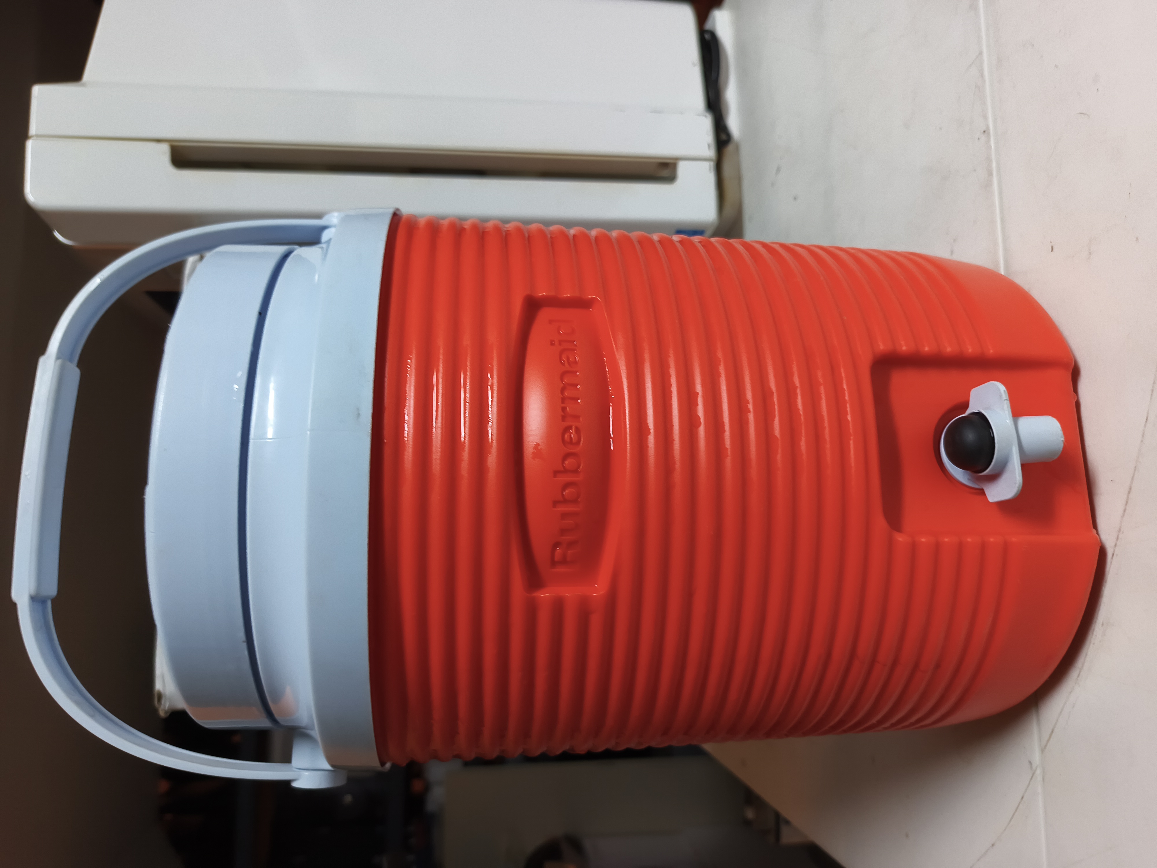 Rubbermaid drink cooler make offer